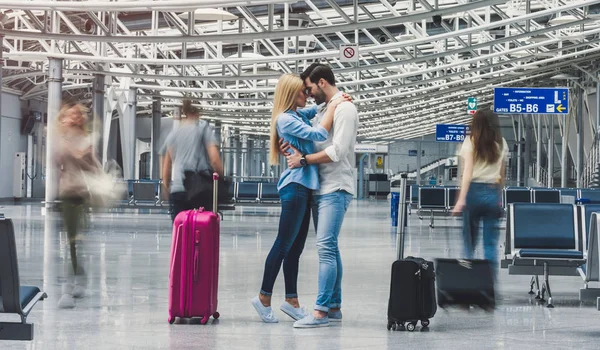 Couple dans l'aéroport — Photo