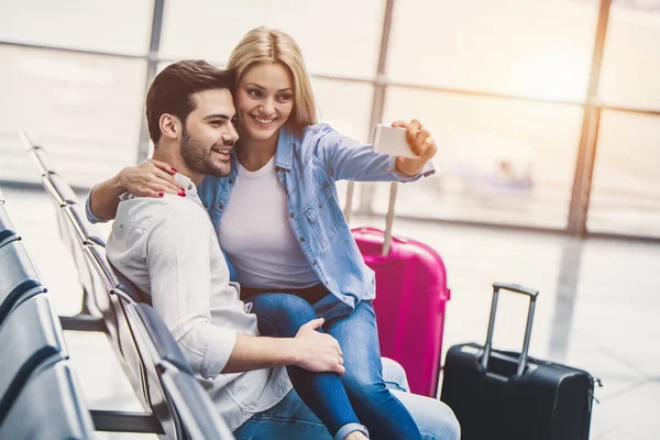 Couple in airport — Stock Photo, Image