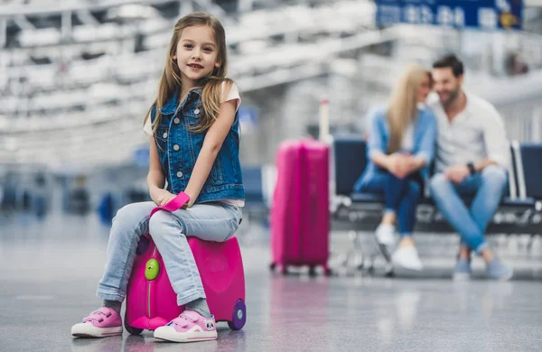 Familia en aeropuerto —  Fotos de Stock