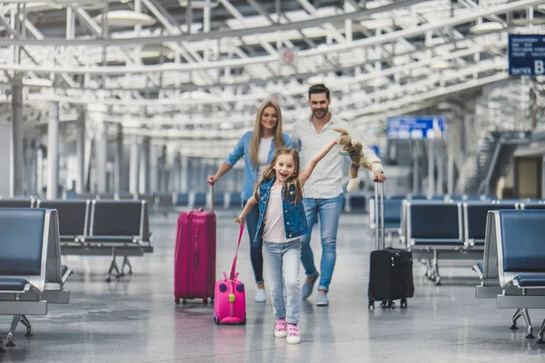 Familie in luchthaven — Stockfoto