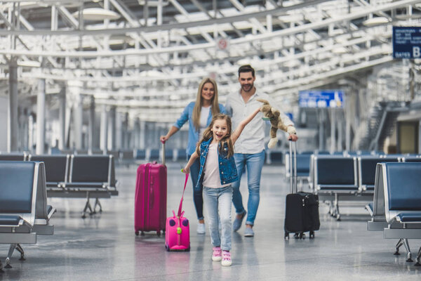 Семья в аэропорту
