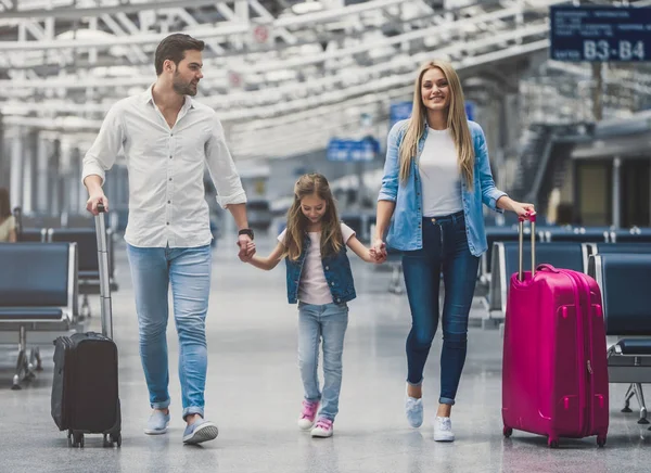Familia en aeropuerto —  Fotos de Stock