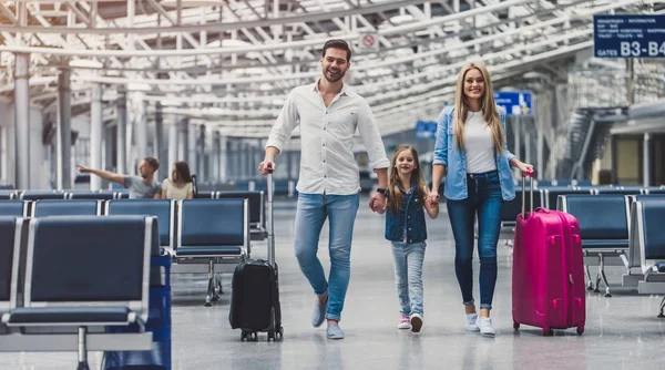 Familie am Flughafen — Stockfoto