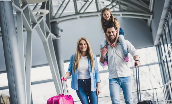 Familie am Flughafen — Stockfoto