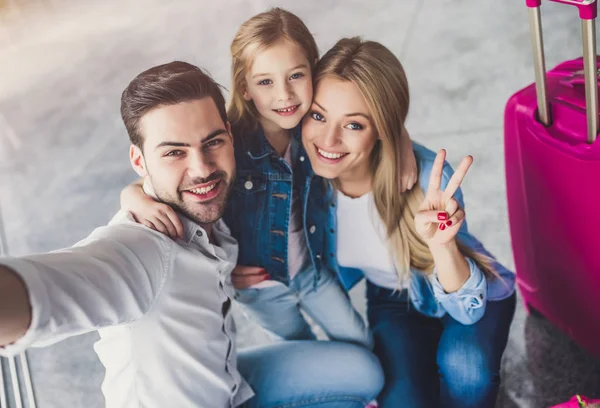 Family in airport — Stock Photo, Image