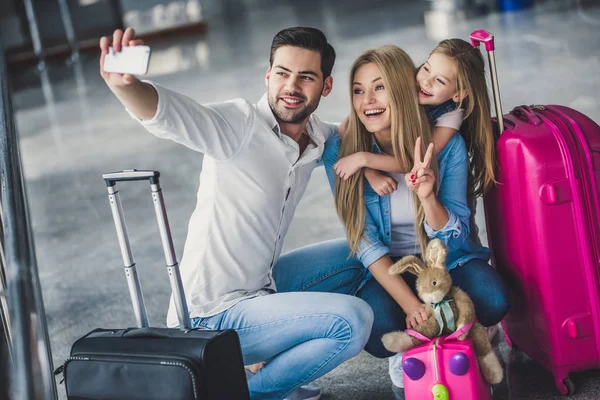 Familie in luchthaven — Stockfoto