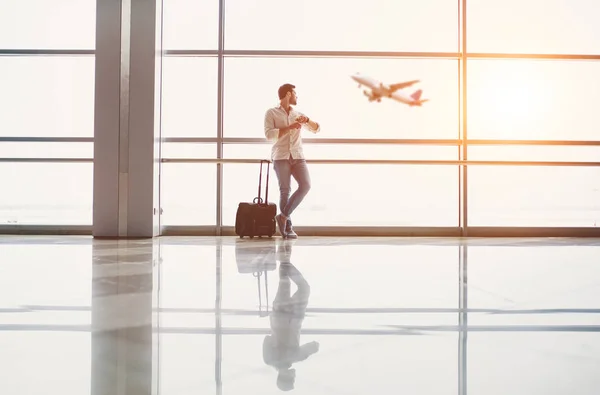 Hombre guapo en el aeropuerto — Foto de Stock