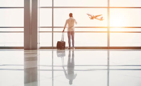 Hombre guapo en el aeropuerto — Foto de Stock