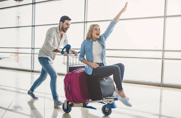 Couple dans l'aéroport — Photo