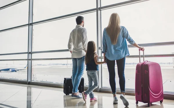 Family in airport — Stock Photo, Image