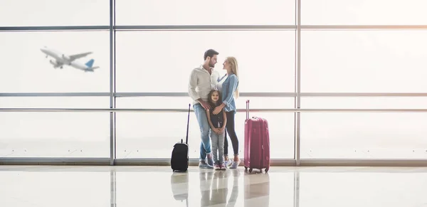 Rodina na letišti — Stock fotografie