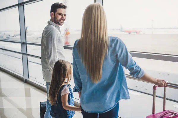 Familia en aeropuerto — Foto de Stock