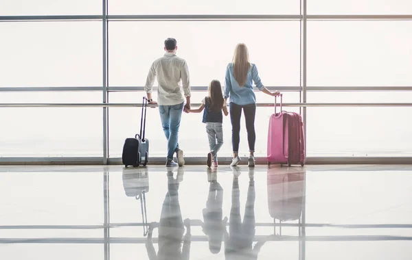 Famille à l'aéroport — Photo