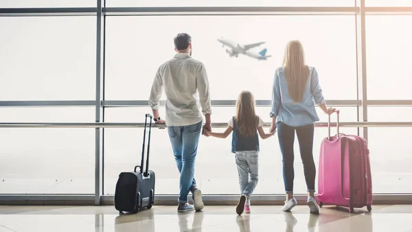 Family in airport — Stock Photo, Image