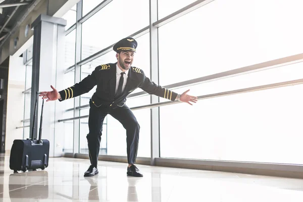 Piloto com filha no aeroporto — Fotografia de Stock