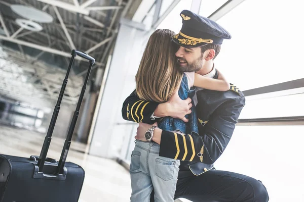 Пилот с дочерью в аэропорту — стоковое фото
