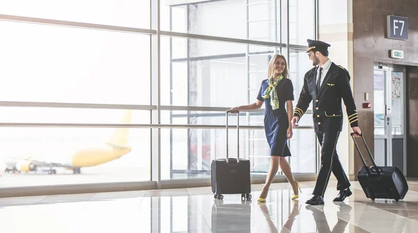 Pilot and flight attendant in airport — Stock Photo, Image