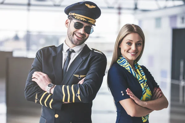 Piloto e comissário de bordo no aeroporto — Fotografia de Stock