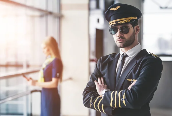 Piloto y auxiliar de vuelo en aeropuerto — Foto de Stock
