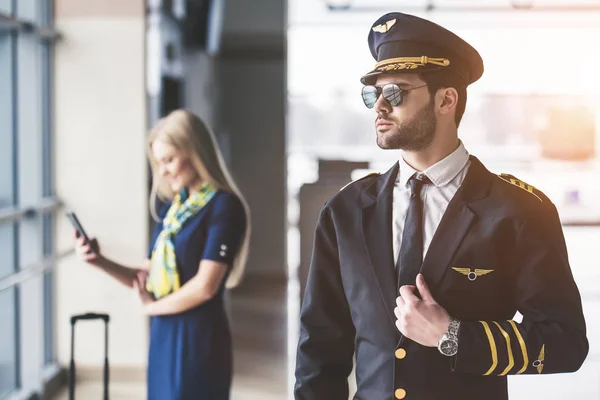 Piloto y auxiliar de vuelo en aeropuerto — Foto de Stock