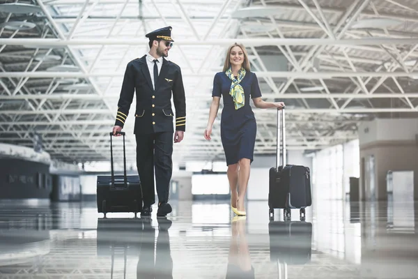 Piloto y auxiliar de vuelo en aeropuerto — Foto de Stock