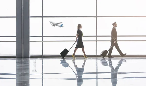 Piloto y auxiliar de vuelo en aeropuerto —  Fotos de Stock