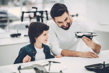 Baba ve oğul quadcopter mağaza