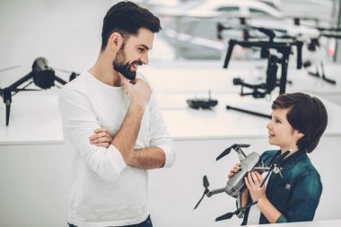 Baba ve oğul quadcopter mağaza