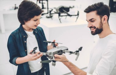Baba ve oğul quadcopter mağaza