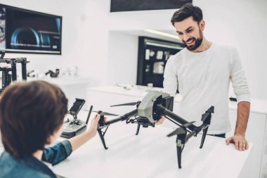 Baba ve oğul quadcopter mağaza