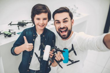 Baba ve oğul quadcopter mağaza