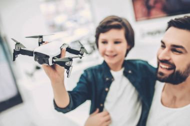 Baba ve oğul quadcopter mağaza