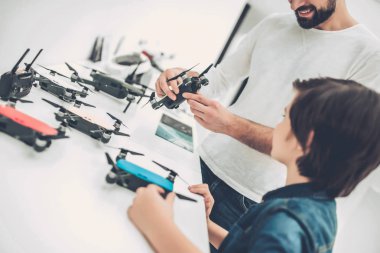 Baba ve oğul quadcopter mağaza