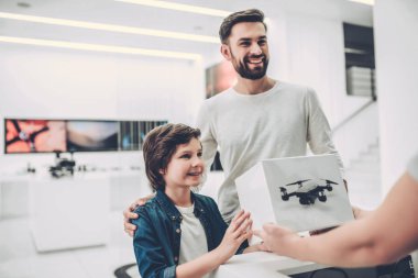Baba ve oğul quadcopter mağaza
