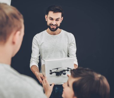 Baba ve oğul quadcopter mağaza
