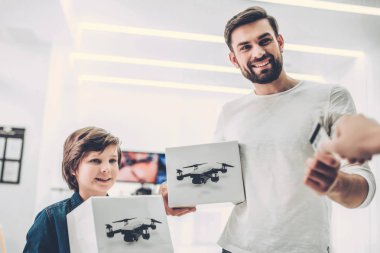 Baba ve oğul quadcopter mağaza