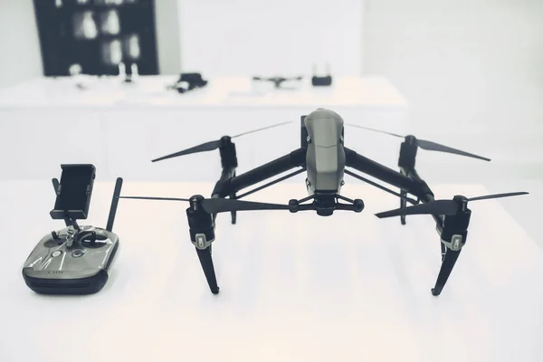 Modern cihazlarla quadcopter mağaza — Stok fotoğraf