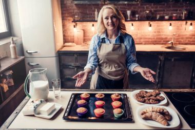 Mutfak pişirme kadın kıdemli