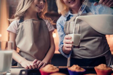 Büyükanne ve torunu mutfak pişirme