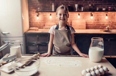 Mutfak üzerinde küçük kız