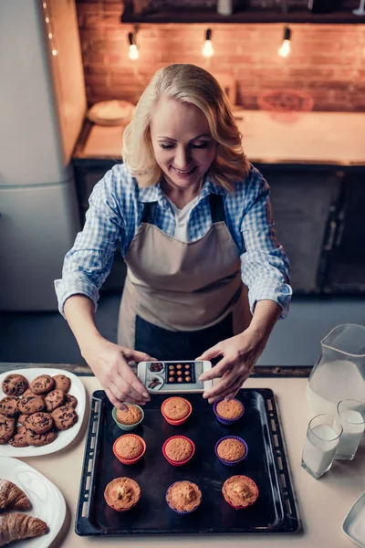 Mulher sênior cozinhar na cozinha — Fotografia de Stock