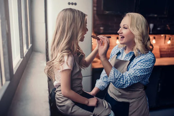 Grandmother and granddaughter cooking on kitchen — Stock Photo, Image