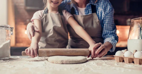 Grandmother and granddaughter cooking on kitchen — Stock Photo, Image