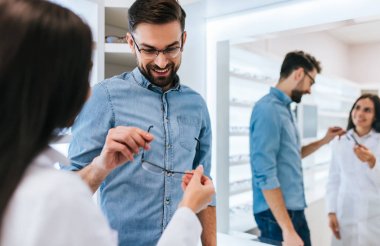 Doktor ve hasta göz hastalıkları Kliniği