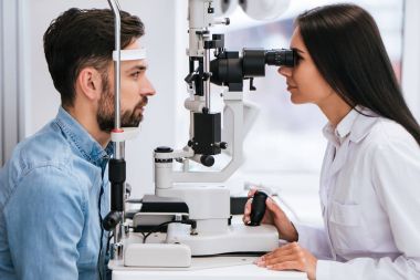 Doktor ve hasta göz hastalıkları Kliniği