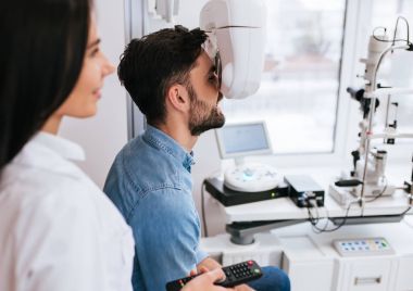 Doktor ve hasta göz hastalıkları Kliniği