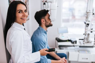 Doktor ve hasta göz hastalıkları Kliniği