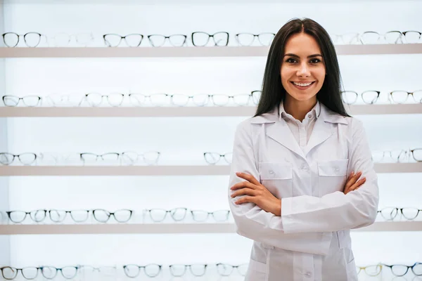 Medico donna in clinica oftalmologica — Foto Stock