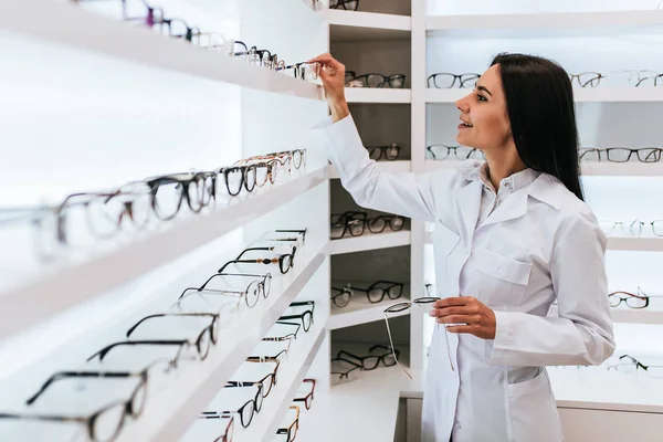 Ärztin in Augenklinik — Stockfoto