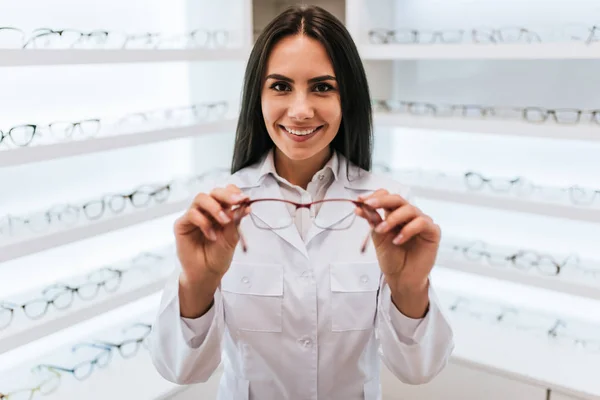 Vrouwelijke arts in oogheelkunde kliniek — Stockfoto